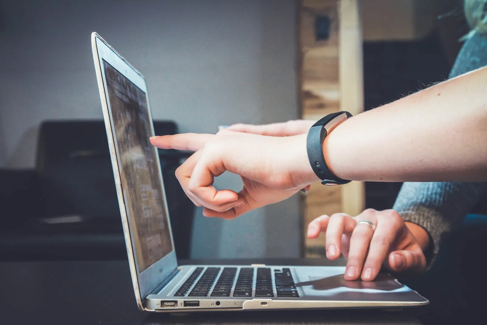 Computer portatile aperto su un tavolo, usato come supporto per attività didattiche digitali