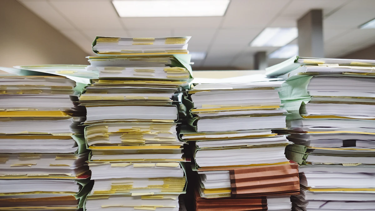 Faldoni e documenti cartacei da selezionare e organizzare