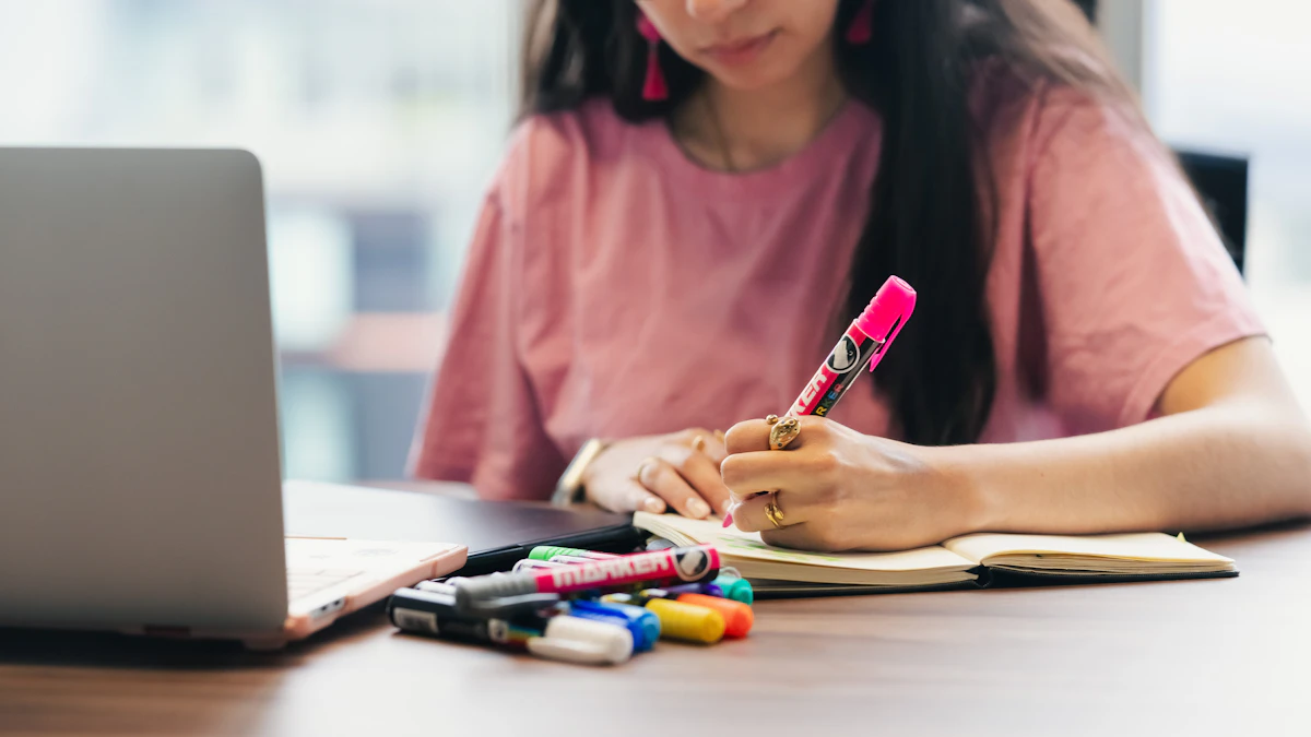 Studentessa che prende appunti per rielaborare ciò che ha appena letto